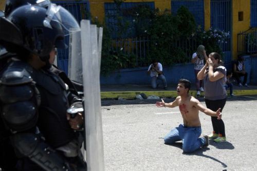 tenecesitomasdeloquecrees:  Lo que está pasando no tiene justificación. Acabar con los sueños de un adolescente de 14 años y la alegría de una familia no tiene perdón.    TE AMO VENEZUELA