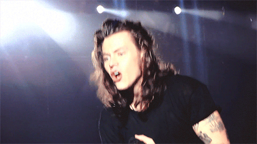 superrezzy00: harrystylesgotmefuckedup:drag me down - otra. @honeychicana his lil smile in the third