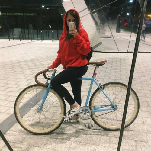 javi-ballestero: @m_ore_no #citygirls #fixie #girlbike #girlsgonefixie #ridegirl #ridelikegirl #fixi