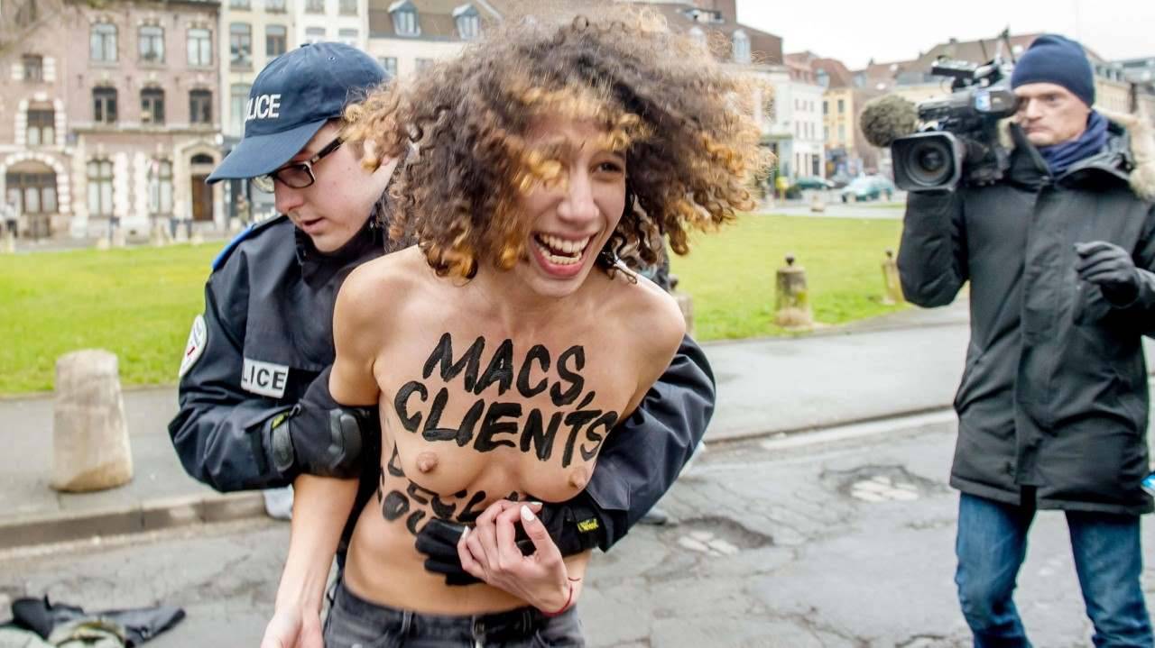 Mujeres de Femen protestan desnudas contra Dominique Strauss-Kahn. Tres mujeres del movimiento feminista Femen con los pechos desnudos se abalanzaron sobre el automóvil de Dominique Strauss-Kahn, cuando el ex director gerente del FMI llegaba al...