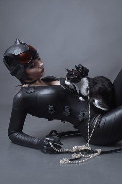 hotcosplaychicks:  CatWoman DC Comics Batman