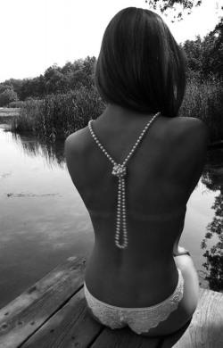 enjoyingtheviews:  we-do-love-them-in-pearls:  ~  ~