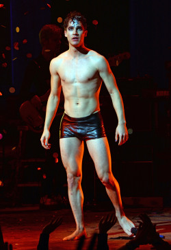 Darrencriss-News-Blog: [Uhq] Darren Criss Onstage During His Debut Curtain Call For