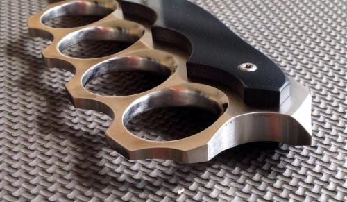 gunrunnerhell:  Reese Weiland Knives - Knuckle Duster Fighter