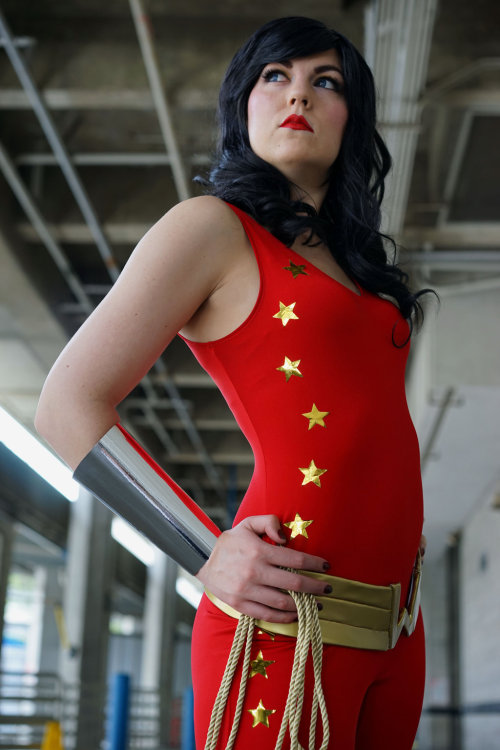 LadyStaba (USA) as Wonder Girl.
Photo I by: ocwajbaum
Photos II-IV: Eurobeat Kasumi Photography