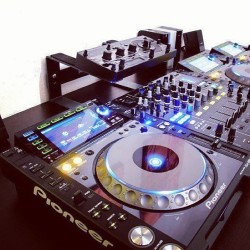 gianluigizacharydjjawell:  Console of my dreams ❤  #Cdjs #2000 #good #passion #dj #dream #console #of #my #cd #party #instamood #instangood  Very nice!