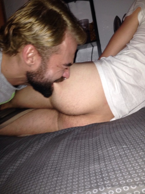 chitownslutchuck:  fhread:  He likes to bite me  I’m a biter 