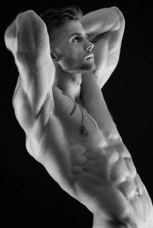 cdnlifter27:  Bertosz Leoniewski Photos: Darek Stawski 