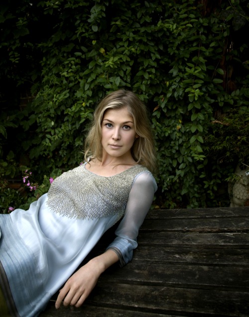 Porn Pics dailyactress:  Rosamund Pike - Derrick Santini