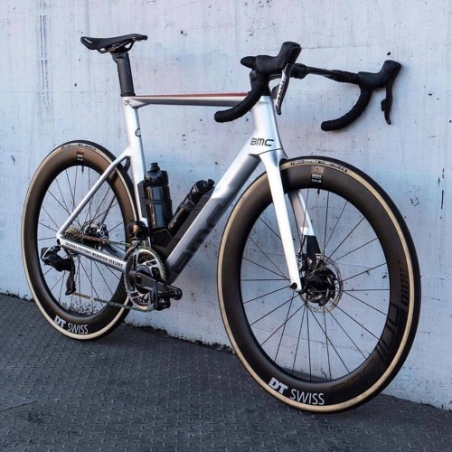 hizokucycles:Reposted from @roadbikestudio BMC Timemachine | SRAM AXS | DT Swiss : @ride_bmc #cyclin