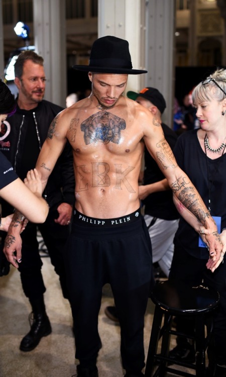 gdr1:  parisjustparis: Jeremy Meeks | Philipp Plein Fall 2017 Fashion Show Backstage. Creme d’ la’ Creme
