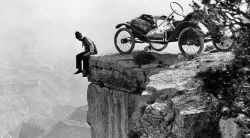 wasbella102:  A tourist and his car at the edge of the Grand Canyon, 1914 