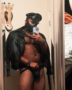 jkwillyxxx:who’s your leather daddy? 😈🖤⛓