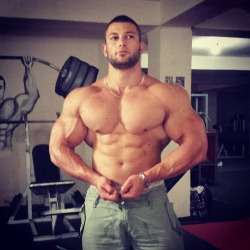 alphamusclehunks:  SEXY, LARGE and IN CHARGE.