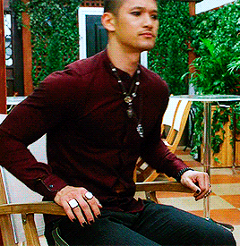 malecshappiness:   FAVOURITE MAGNUS’ LOOKS IN 2A (as voted by my followers): #5