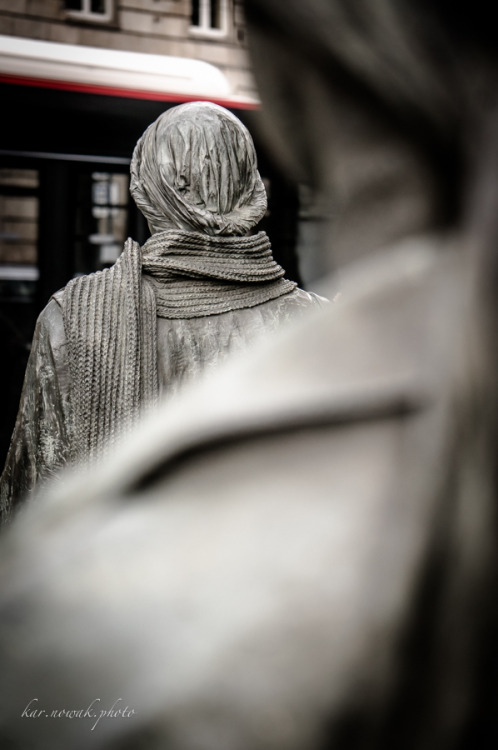 karnowakphoto:Pomnik Anonimowego Przechodnia - WrocławPomnik Anonimowego Przechodnia to czternaście 