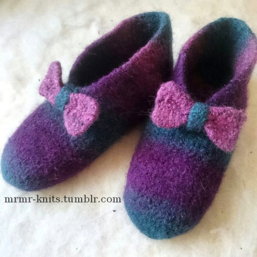 Mothersday slippers! These came out nice. I’ve made similar slippers for fathersday too.♦ mrmrknits 