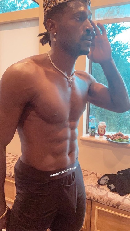 lamarworld1: Antonio Brown booty & bulge