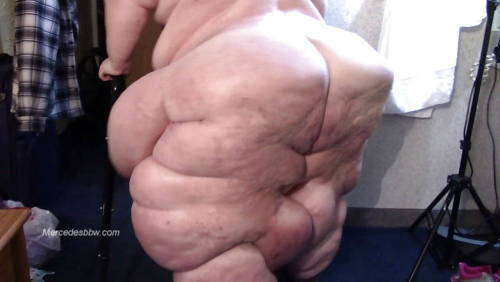 a-frank-admirer: An ass of EPIC size. This porker needs a walker to carry it around. Look at the siz