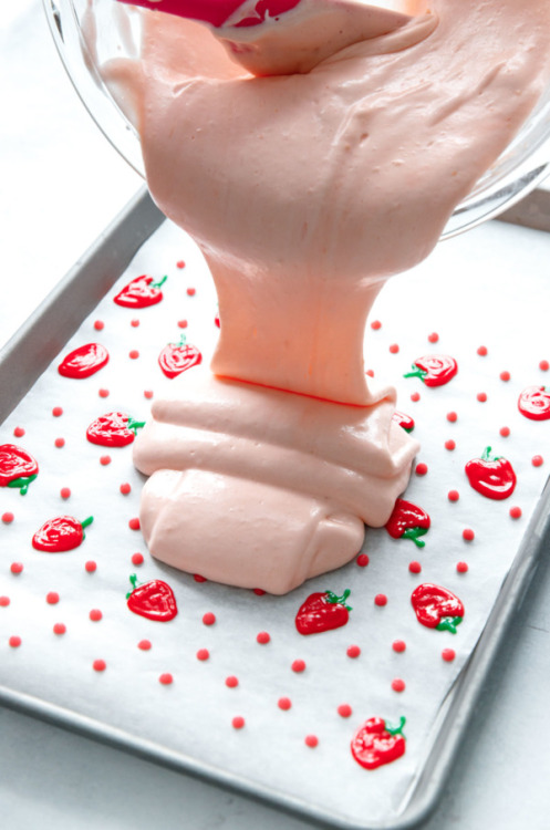 sweetoothgirl:  Strawberry Cake Roll