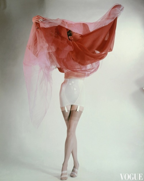 alwaysbevintage:  Fashion model Ruth Knowles photographed by Erwin Blumenfeld for Vogue, 1953  Lost 