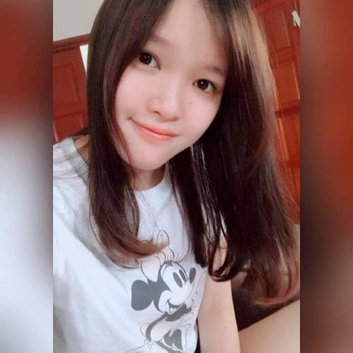 yindangg: 學姐，是個同性戀，之前有一次撞見她和閨蜜正在舌吻，她們沒有發現到我的存在，我就在一旁靜靜地看著她們舌吻。學姐挺主動的，學妹不一會就被推倒在地，眼看下去就要一件一件脫了吧，結果這個時
