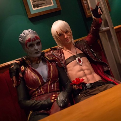 Dante ( Devil May Cry ) having a drink with Samara ( Mass Effect ) - Cosplayer: Leon Chiro , Rana