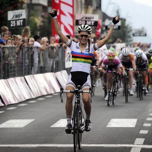 pedalitout: #RaboLiv renster @paulineferrandprevot wint de eerste bergetappe in de #GiroRosa2015 en 