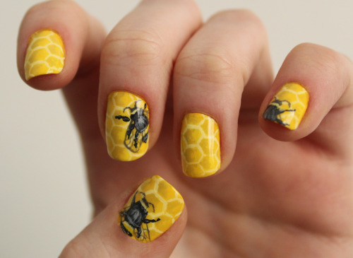 miniaturemasterpieces:Bumblebee Honeycomb Nails. :) [X]@aeide-thea
