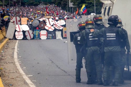 viralthings: Protesters with self-made shields face National Guard in Venezuela