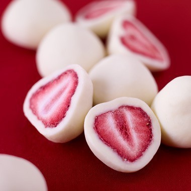 coffeecatsandcigarettes:  ralphlaurenyolo:  Afternoon snack: Dip strawberries in