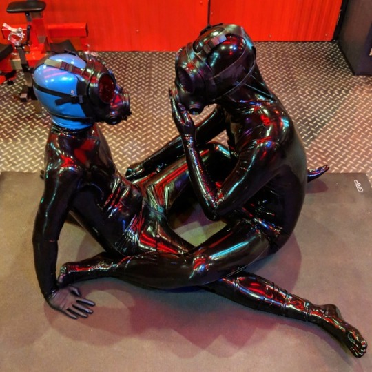 rubberforfun: What’s the smell blue head !!! 🤦 