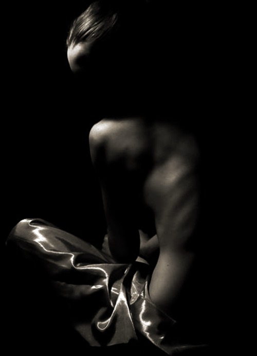 distantpassion:  (…) sintió  el zumbido de los mosquitos, el bombo de su corazón y el desmesurado bullicio del mundo que no había advertido hasta entonces…(He felt the buzz of mosquitoes, the hype of his heart and the inordinate bustle of the