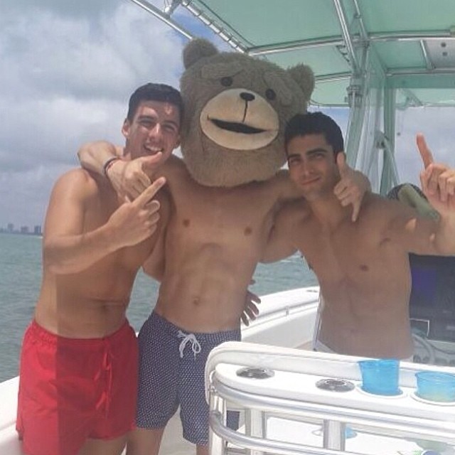 motdrobert2:  Follow me for Hot Guys, Str8 Kiks, Str8 Guy Snaps… *Send me selfies
