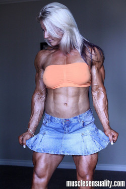 musclegirls:  Three words: Holy Crap  Jody Wald