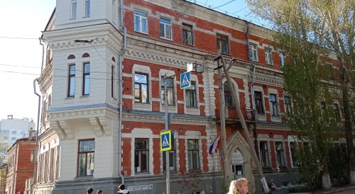 Red (and pink) houses of Samara (Russia)Walks in Samara P2