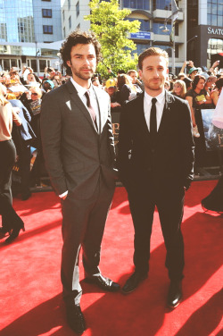 aidanyourekilingme-blog:   Aidan Turner and Dean O’Gorman at The Hobbit World Premiere  