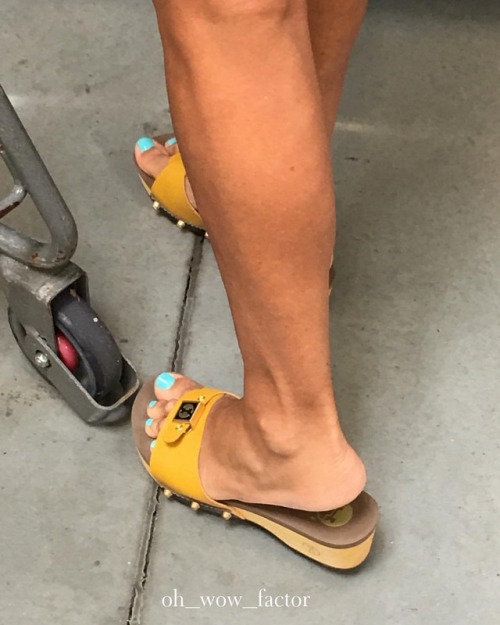 ohwowfactor: At the market #mouthwateringfeet #mouthwateringtoes #flatmules #clogs #tannedlegs #tann