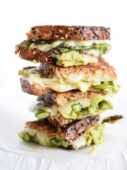 foodffs:  Spicy Smashed Avocado & Asparagus