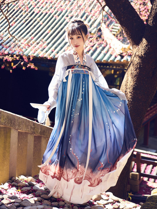 Chinese hanfu by 十三余工作室