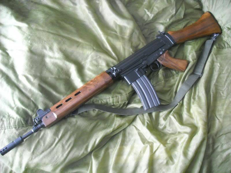 cerebralzero:    gunrunnerhell:  SAR-4800 A seldom seen FAL variant that was imported