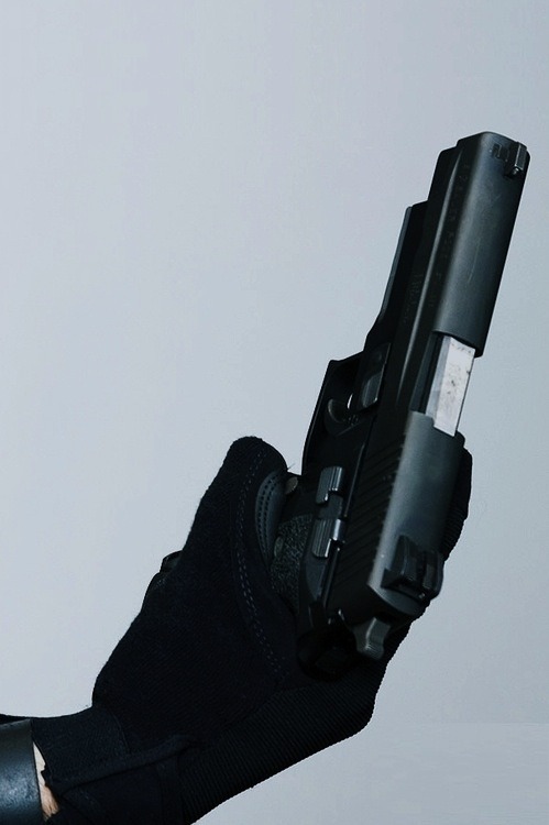 neuromaencer:  tactical gloves. by milspecmonkey. 