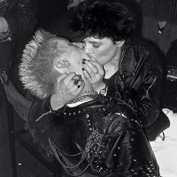 theunderestimator-2: Love’s not dead: punk love in Derek Ridgers‘ photos from 1978-1982  in London. (via) 