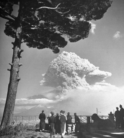 shorpyfan:  Watching the 1944 eruption of Mt. Vesuvius, Italy