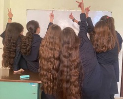 Porn anyahita:Schoolgirls in Iran in protest against photos