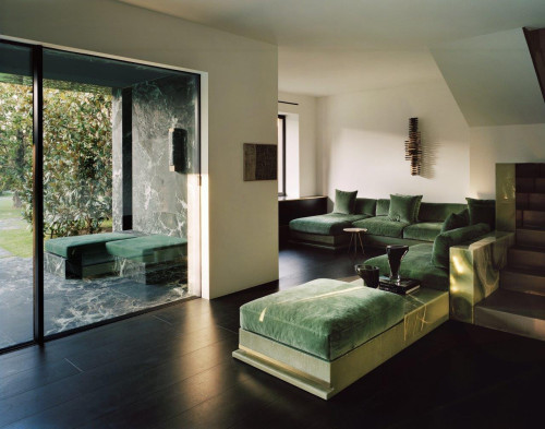 A holiday home in Forte dei Marmi, project by Vincenzo De Cotiis.