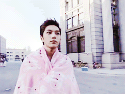 myungq:  Myungsoo walking around the Universal Studios in a pink blanket       