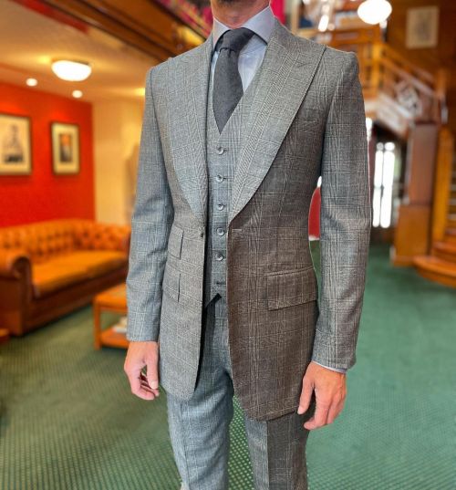 Bespoke three-piece for SD. An absolute terrific cloth by @caccioppoli1920 which made up beautifully