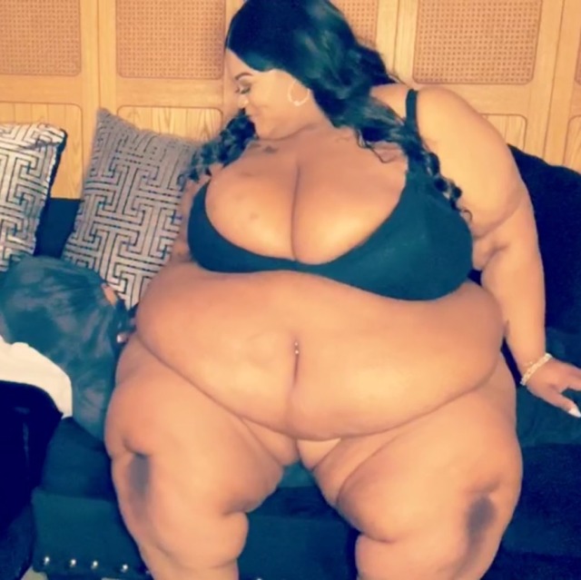 brendakthedonutgirl:fasociety:SSBBW UH-Goddess KaliBelly and thigh perfection 😍#goals