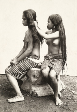 philippinespics: Ifugao girls groom each